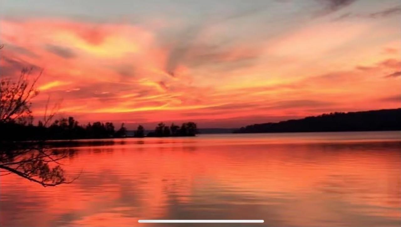 Manitoulin Inn Mindemoya Bagian luar foto