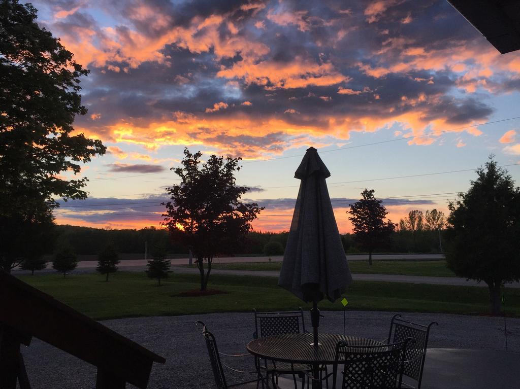 Manitoulin Inn Mindemoya Bagian luar foto